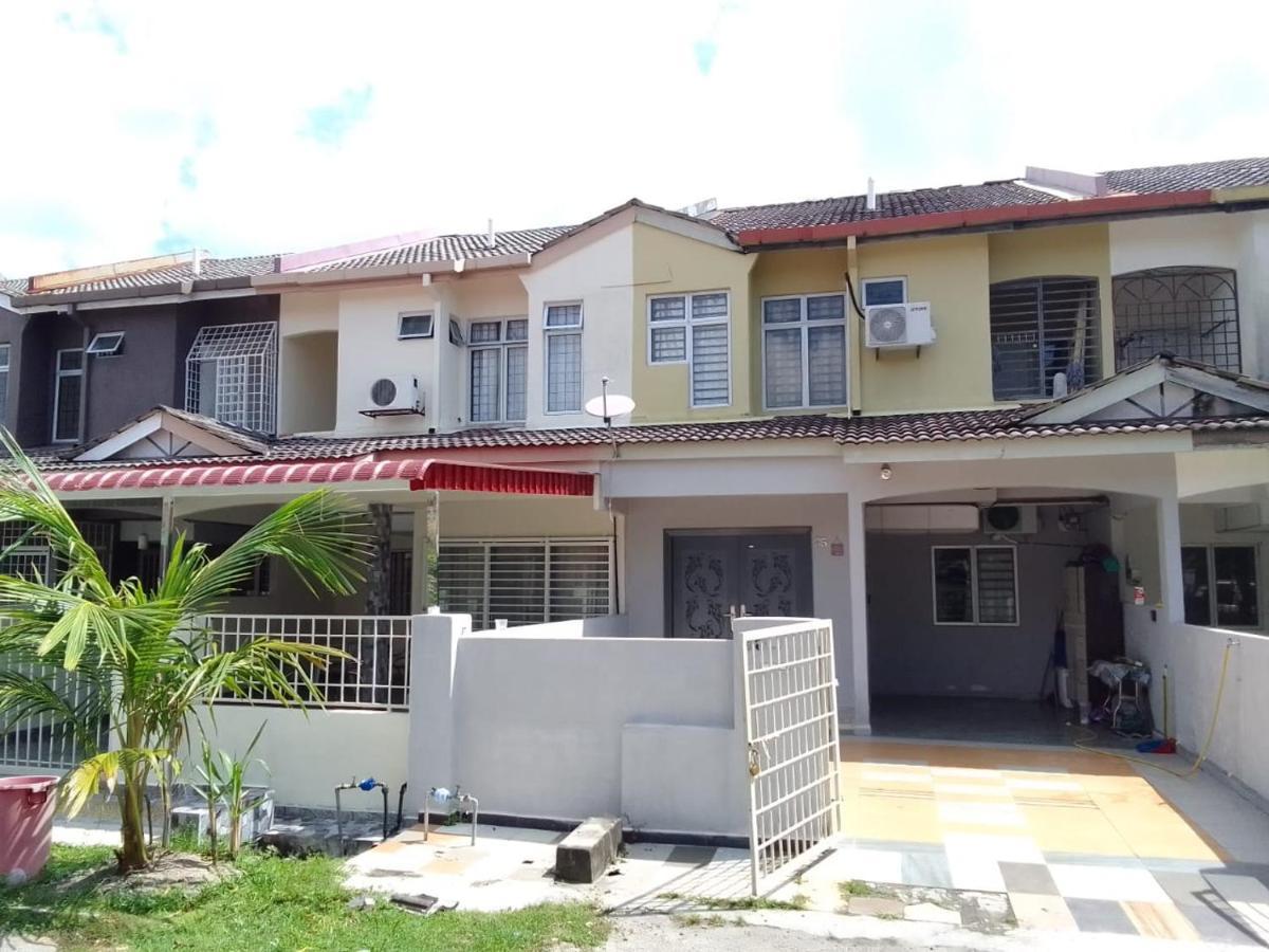 Holiday Home Bagan Lalang 5 Aircon كامبونغ باغان لالانغ المظهر الخارجي الصورة